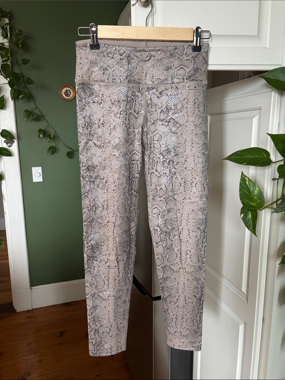 Noli Yoga Snake-Print Leggings in Taupe/Gray